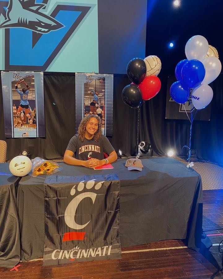 Zeta Washington signed a volleyball scholarship to the University of Cincinnati.
